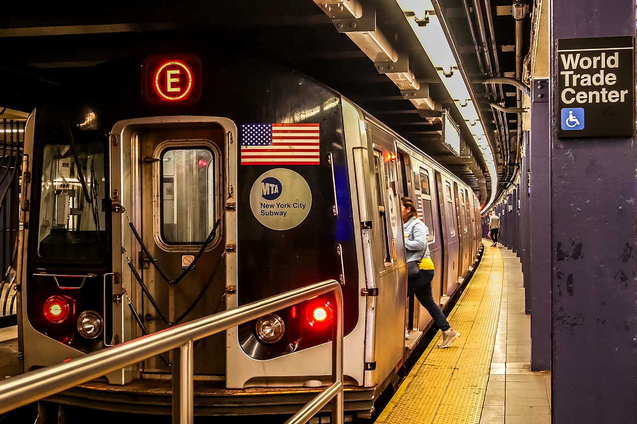 Banchina della metropolitana di New York – linea E Treno della linea E sulla banchina della metropolitana di New York presso la stazione World Trade Center