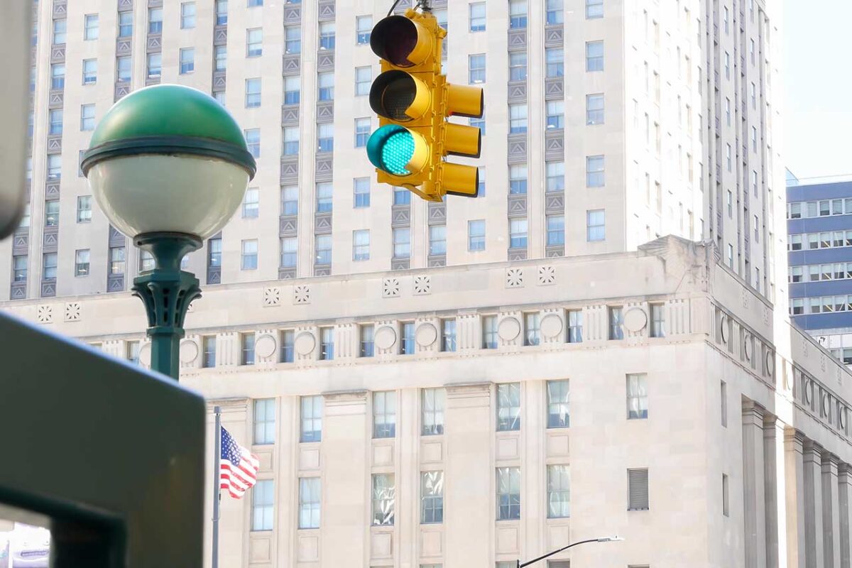 Zielona kula oznaczająca wejście do metra w Nowym Jorku oraz sygnalizacja świetlna na Manhattanie