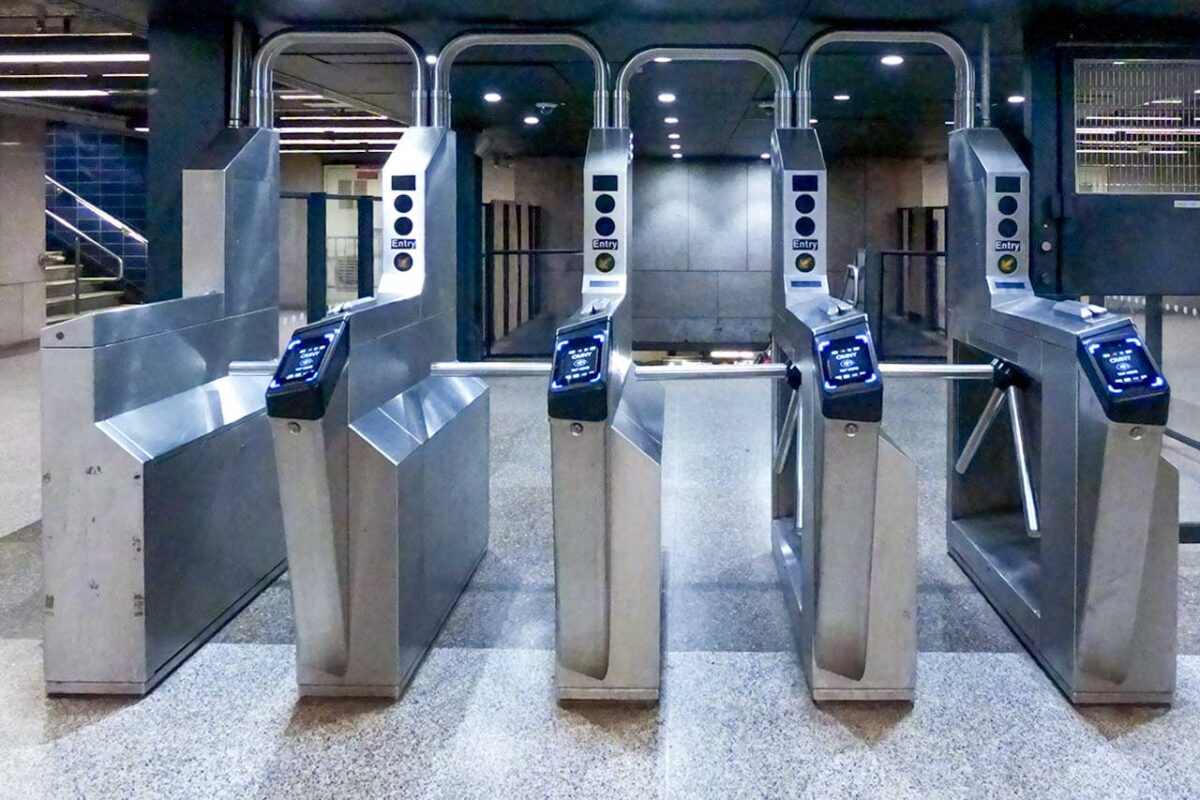 Nowoczesne bramki wejściowe do metra w Nowym Jorku z czytnikami kart OMNY i MetroCard