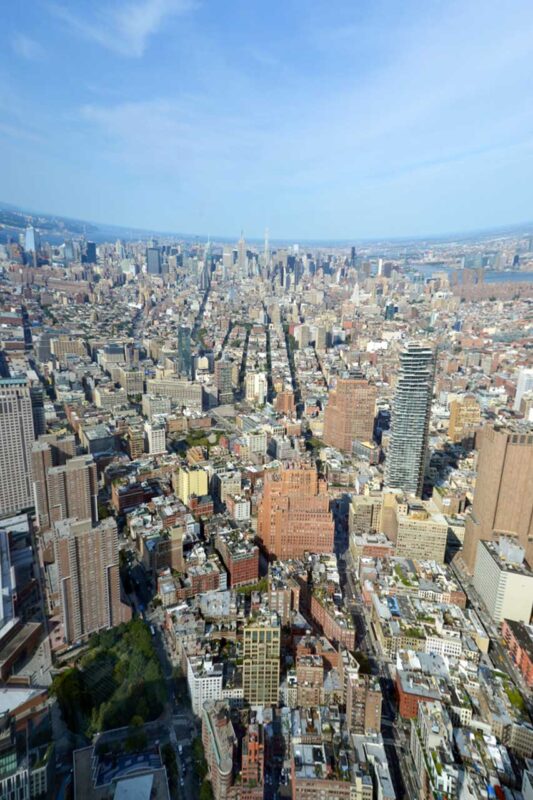 Widok w górę na One World Trade Center
