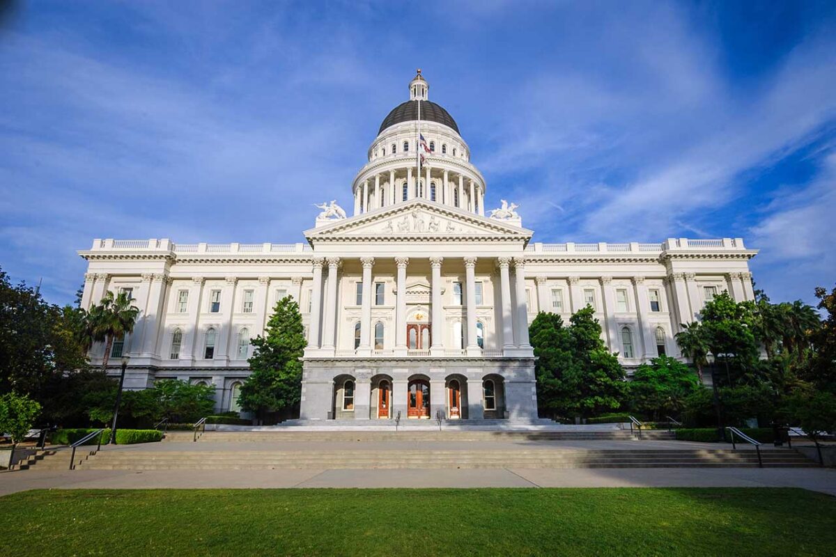 Il Campidoglio della California a Sacramento con la sua facciata classica e le colonne bianche tra i giardini.
