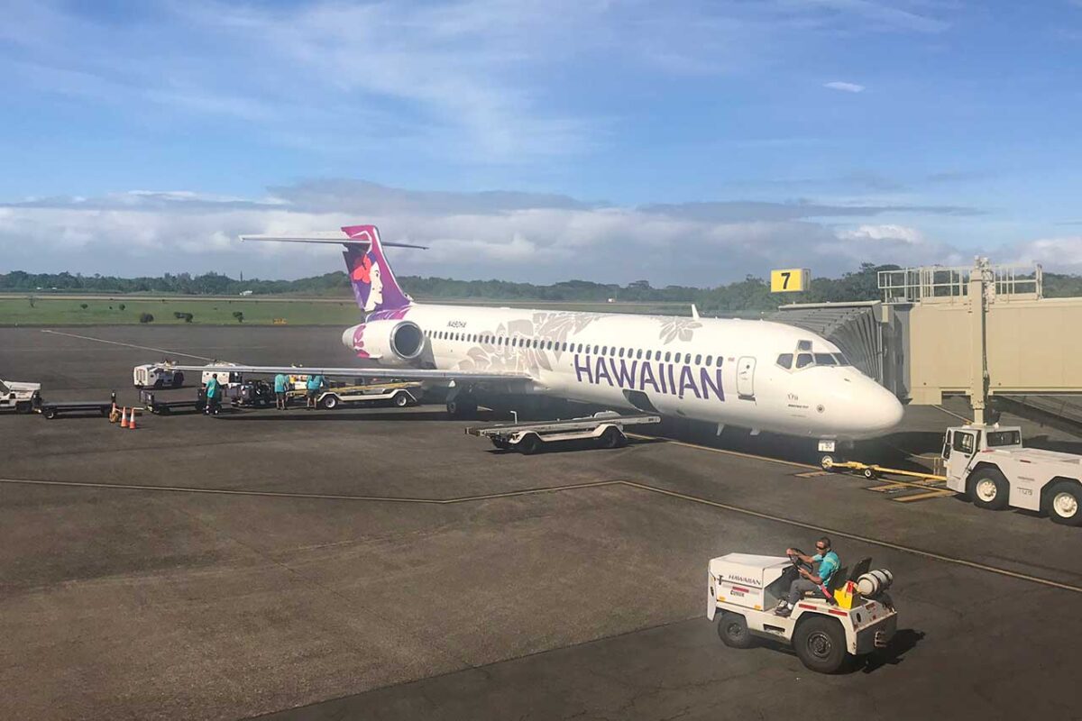 Un aereo della compagnia Hawaiian Airlines sulla pista di decollo.