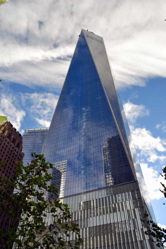 One World Trade Center na tle chmur