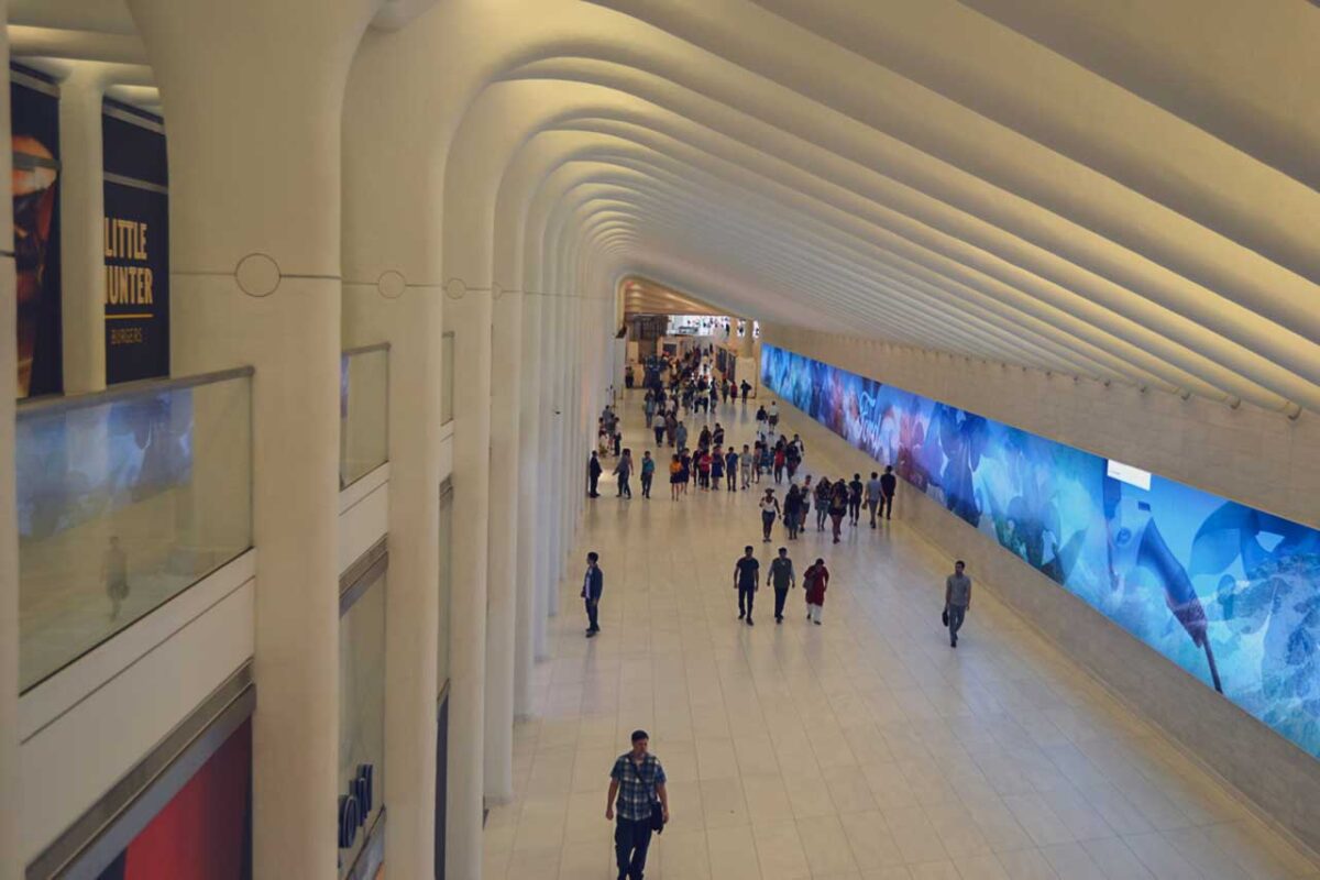 Wnętrze hali głównej Oculus z ludźmi