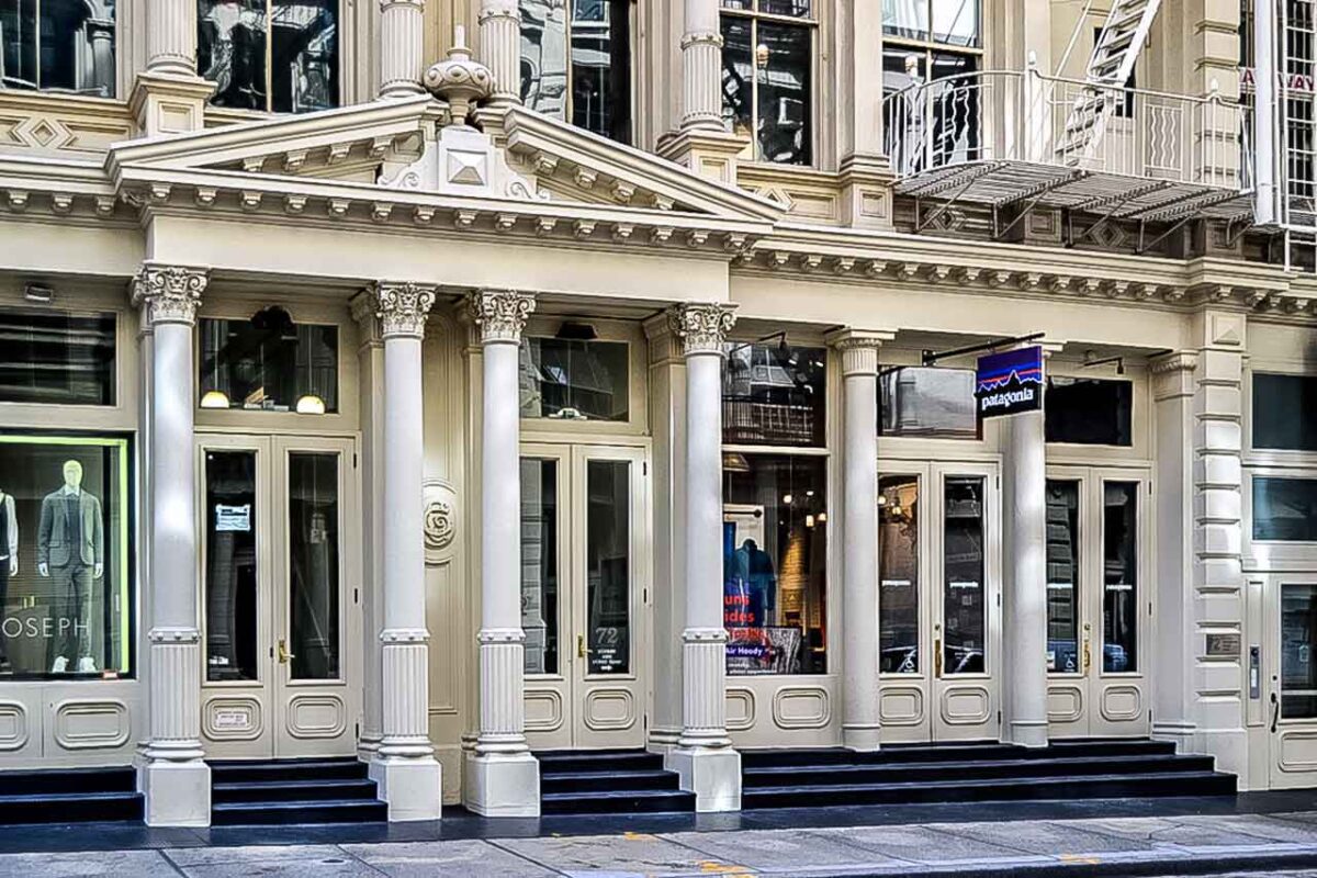 The Queen of Greene Street, sześciopiętrowy budynek z żeliwa w SoHo, Nowy Jork, z ozdobnym mansardowym dachem i eleganckimi oknami na poddaszu.
