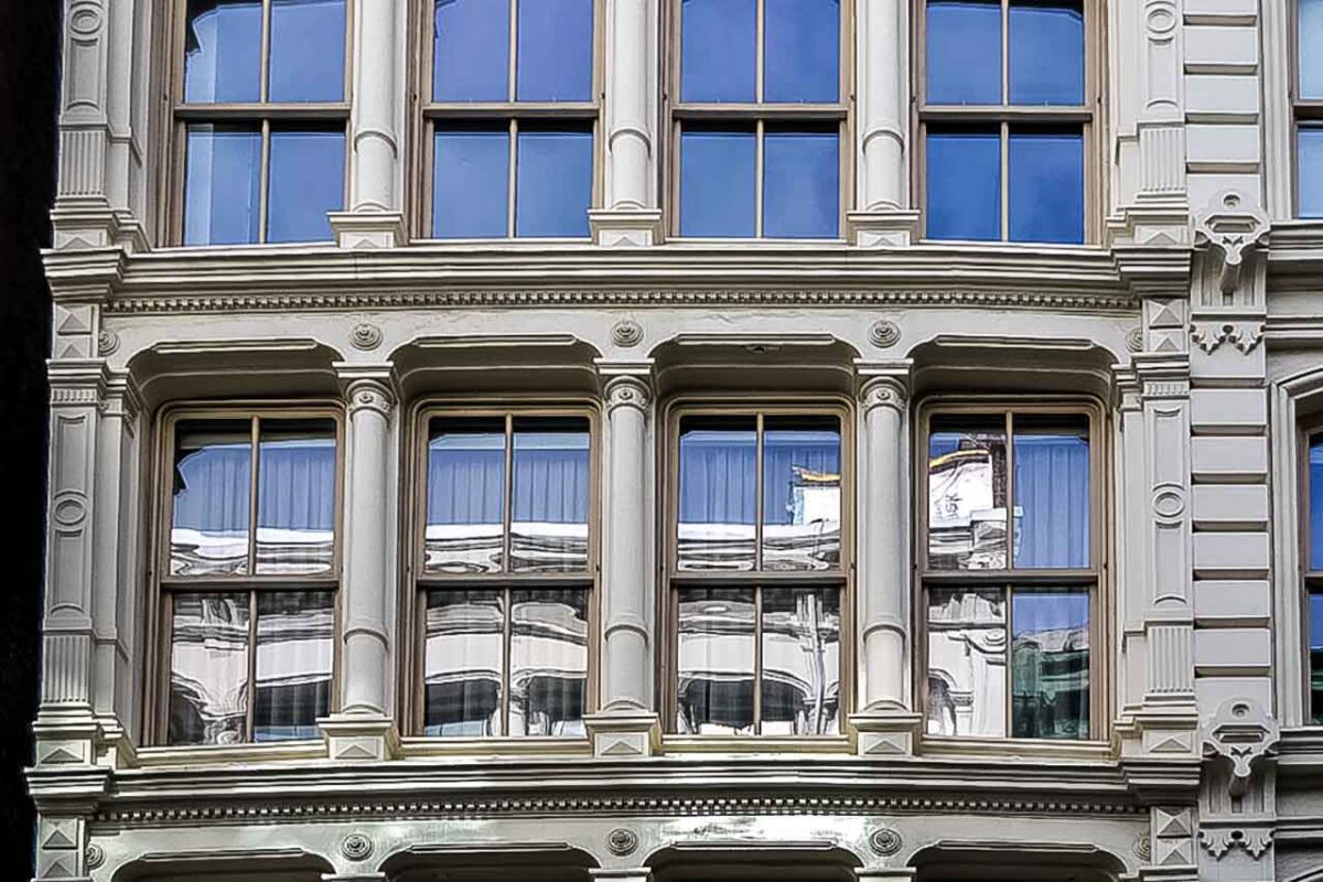 La Queen of Greene Street — un edificio di sei piani in ghisa situato a SoHo, New York — presenta un elaborato tetto a mansarda ed eleganti finestre mansardate.