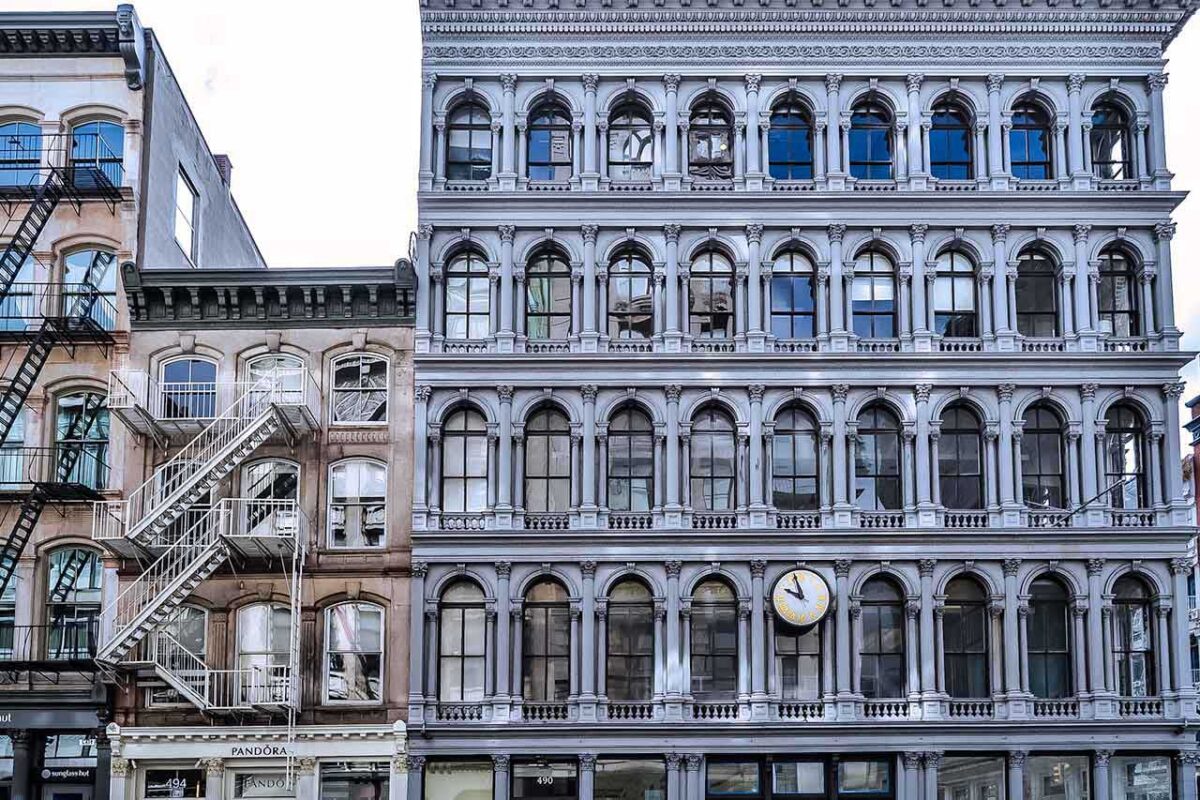 Dettaglio dell'edificio Haughwout a SoHo con colonne corinzie e finestre ad arco.