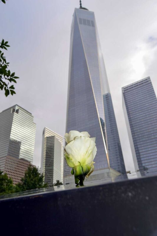 Wieża One World Trade Center widziana z dołu