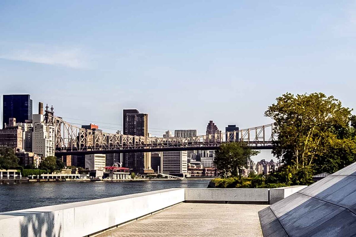 Spazi verdi e sentieri ricreativi su Roosevelt Island per fuggire dal caos urbano.