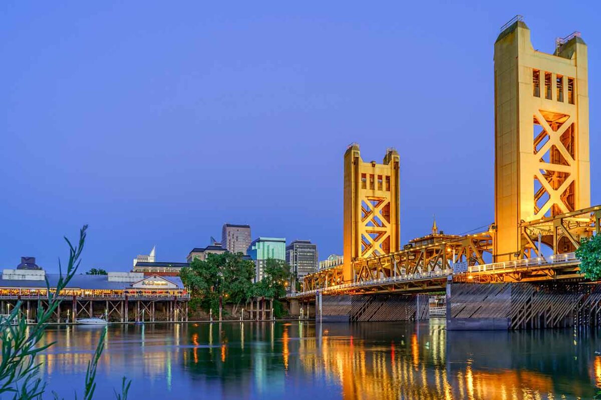 Il Tower Bridge dorato a Sacramento, California.