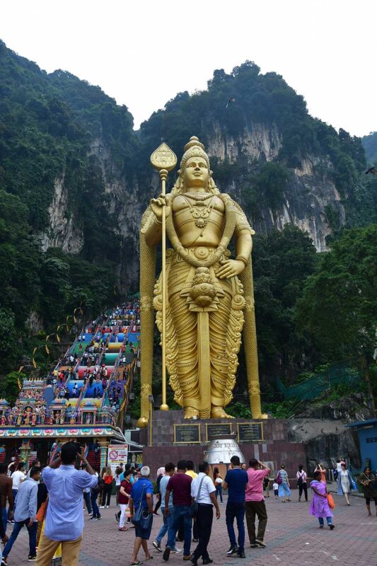 Posąg hinduskiego boga Murugana przed Jaskiniami Batu w Kuala Lumpur
