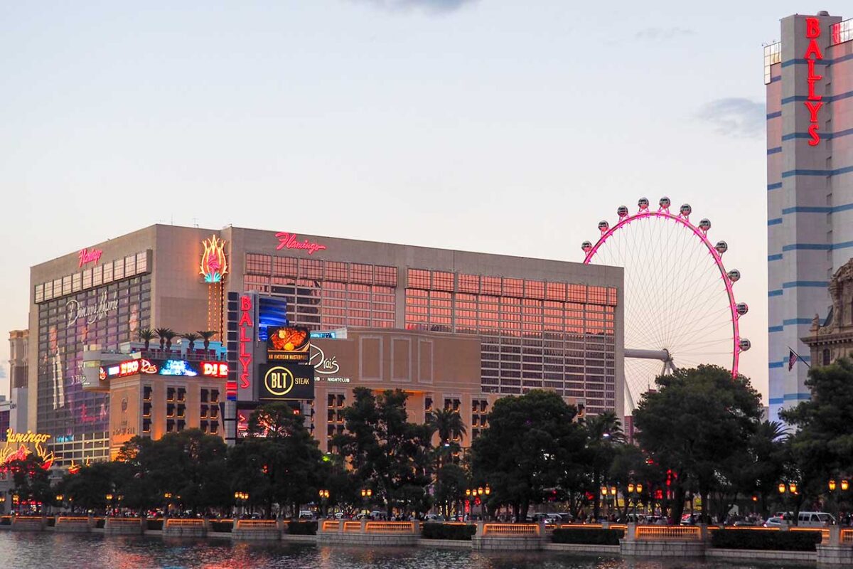 La ruota panoramica High Roller illuminata nel centro di Las Vegas.