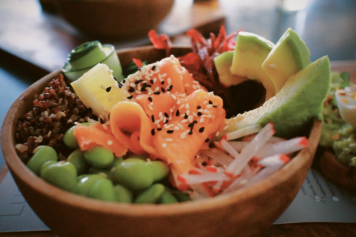 Una colorata ciotola di poke bowl con pesce fresco, verdure e riso.