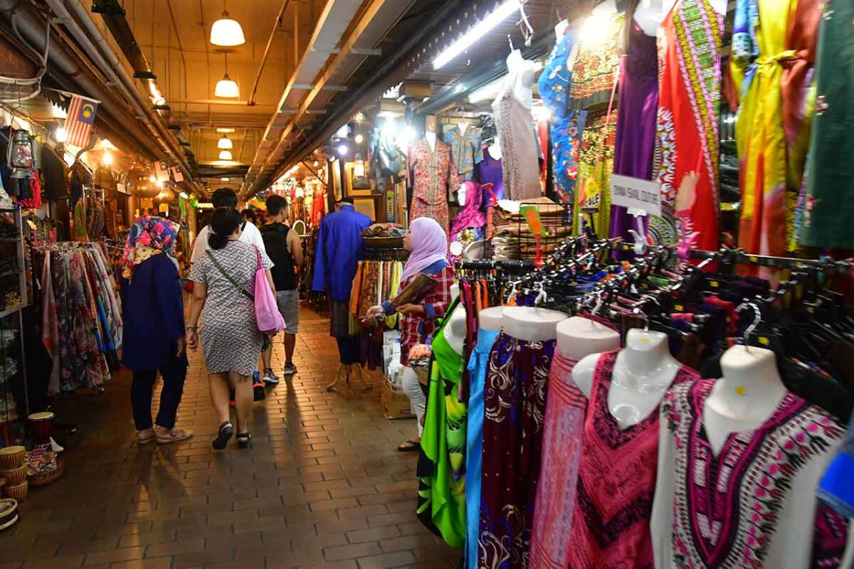 Wnętrze Central Market w Kuala Lumpur z kolorowymi stoiskami i ubraniami
