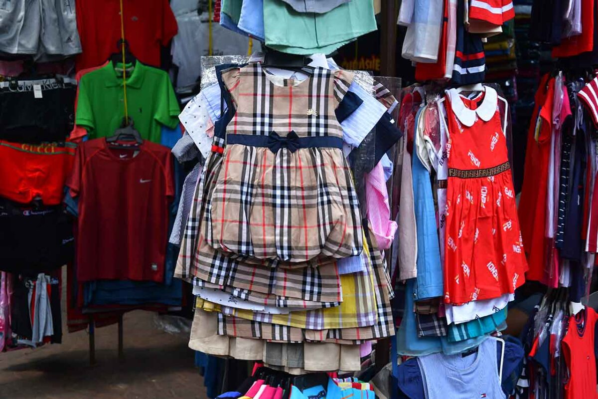 Odkryj różnorodność i barwy stoisk z odzieżą na Petaling Street Market, gdzie każdy znajdzie coś dla siebie w przystępnych cenach.