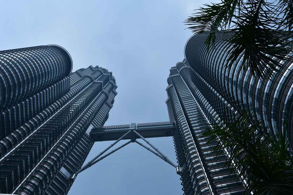 Le Petronas Towers viste da vicino con una prospettiva dal basso verso l'alto.