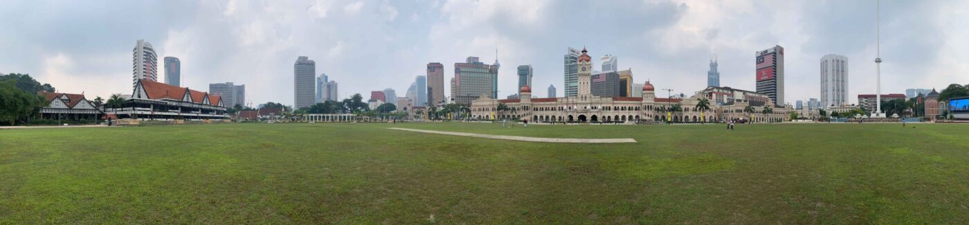 La Piazza dell'Indipendenza, Dataran Merdeka, circondata da edifici storici a Kuala Lumpur.
