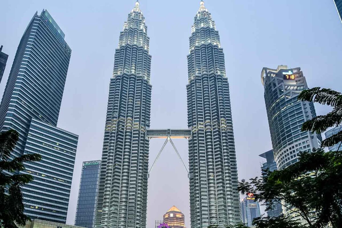 Da questa prospettiva, le Petronas Towers appaiono ancora più maestose, offrendo una vista unica su uno dei simboli più riconoscibili di Kuala Lumpur.