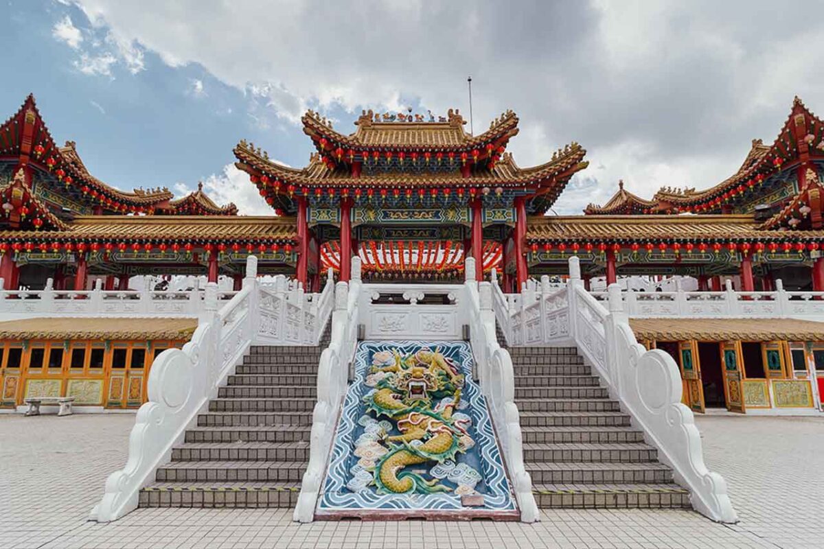 L'imponente architettura tradizionale del tempio cinese Thean Hou a Kuala Lumpur.