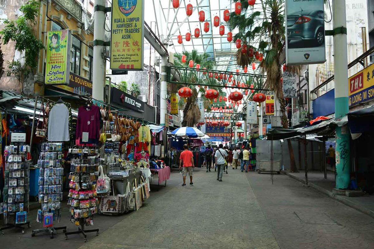 Petaling Street Market to nie tylko zakupy, to doświadczenie kulturowe, gdzie można zanurzyć się w zgiełku i różnorodności Chinatown Kuala Lumpur, smakując lokalne przysmaki.