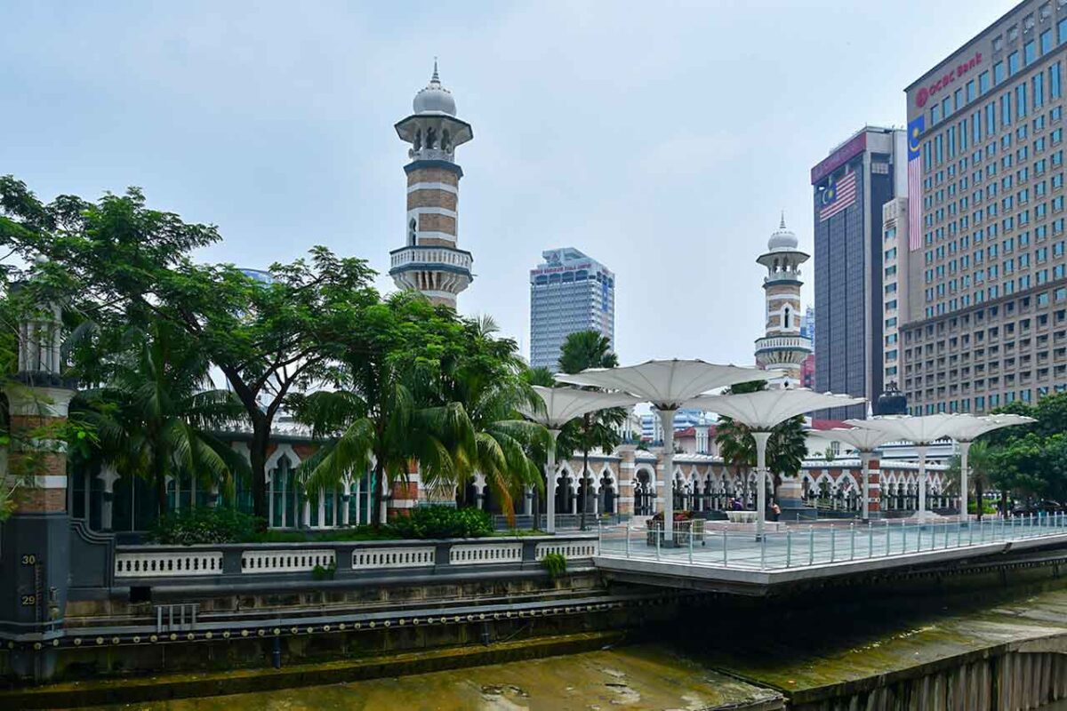 Panorama Meczetu Jamek w Kuala Lumpur z widokiem na minarety i kopuły