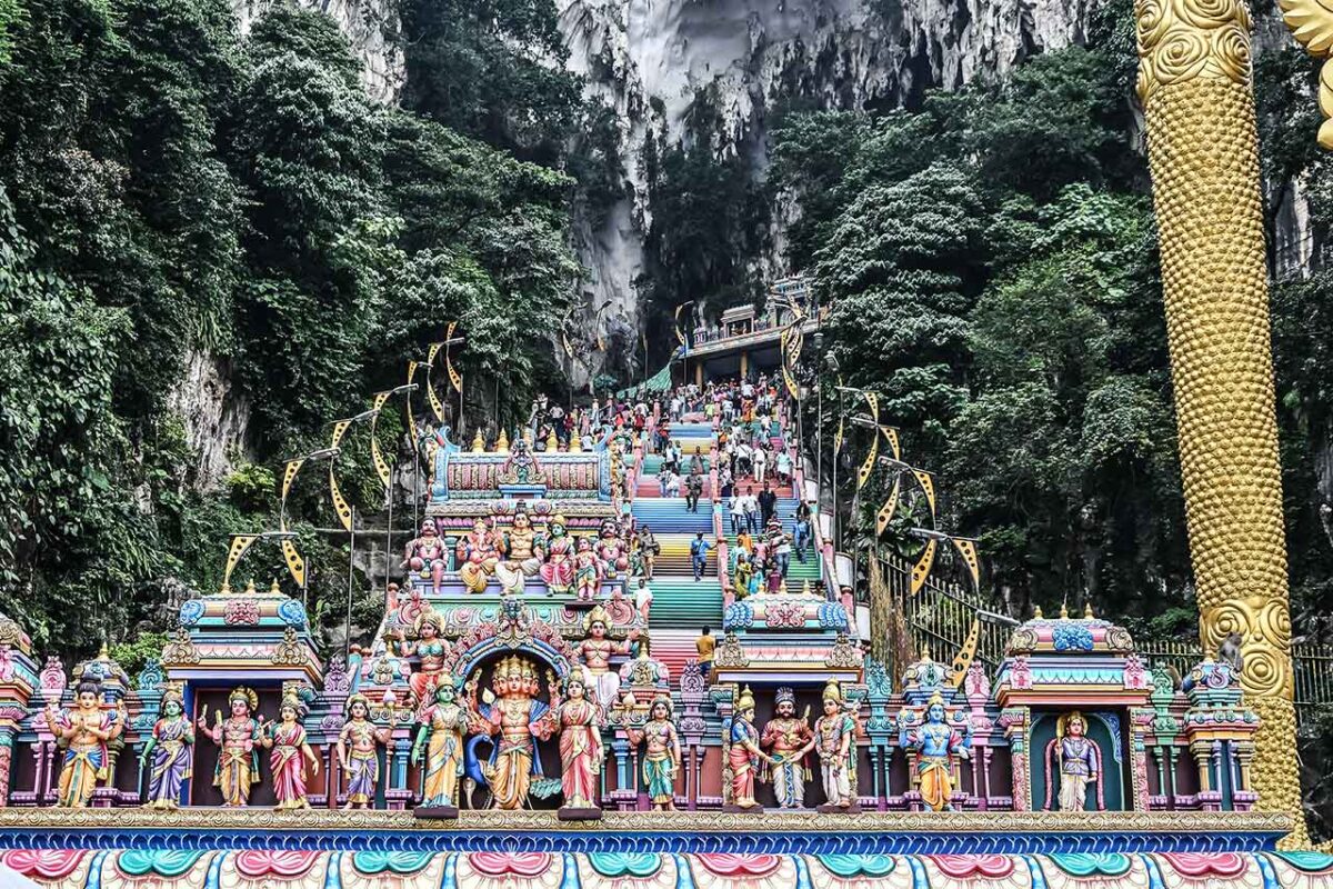 Widok na kolorowe schody prowadzące do Batu Caves w Kuala Lumpur