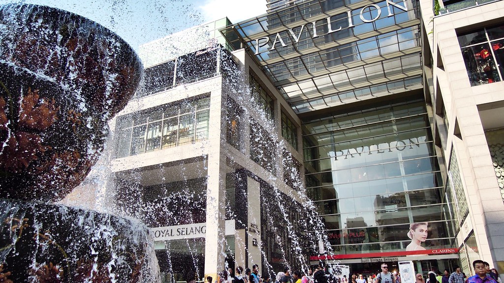La fontana Pavilion Crystal all'ingresso del centro commerciale Pavilion a Kuala Lumpur.