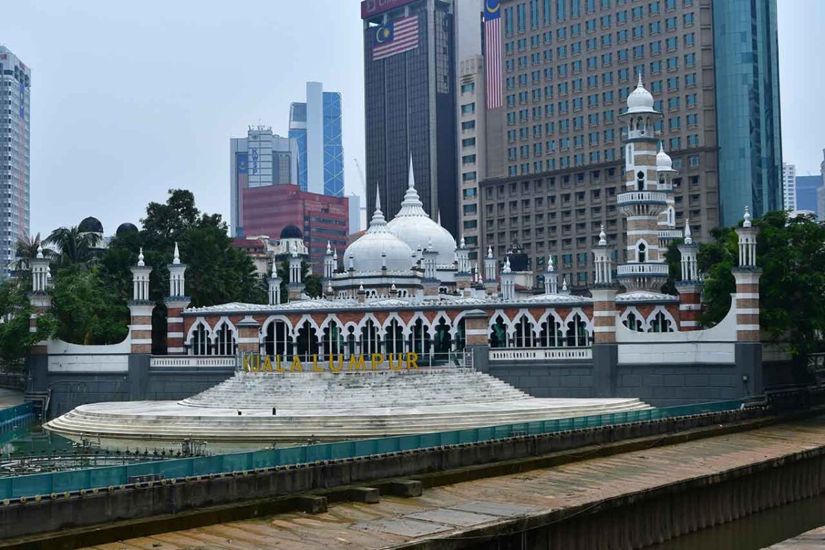 Widok na Meczet Jamek w Kuala Lumpur otoczony palmami