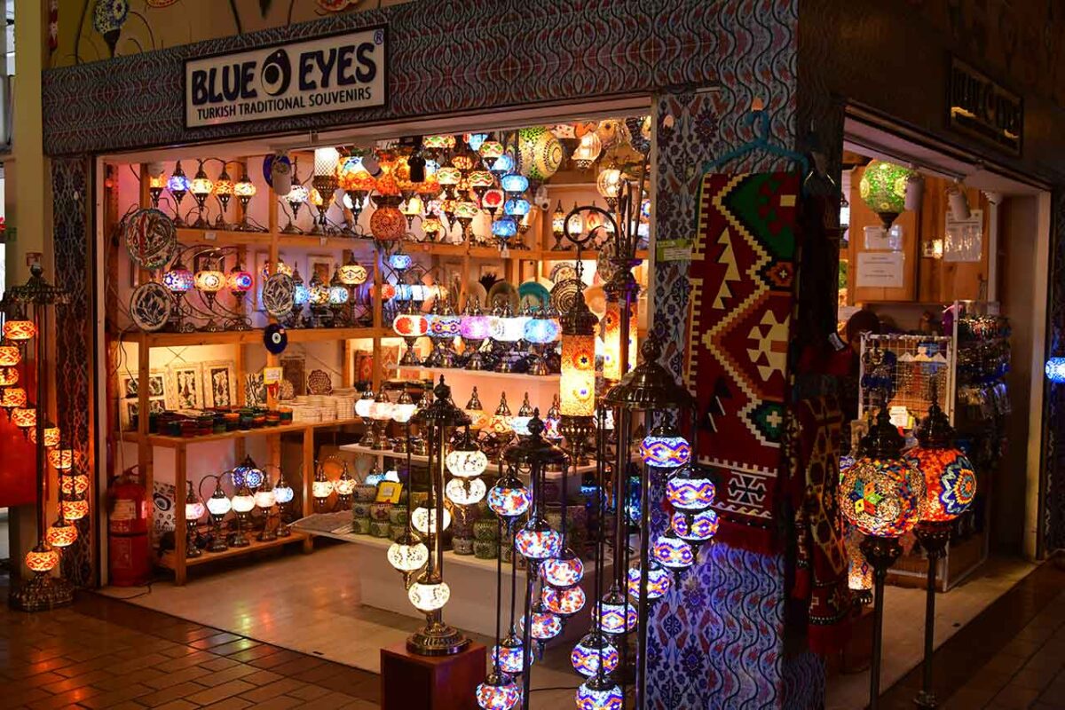 Stoisko z kolorowymi lampami i dekoracjami w Central Market w Kuala Lumpur