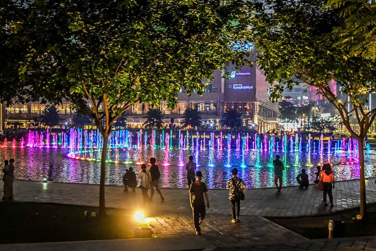 Kolorowy nocny pokaz fontann w KLCC Park w Kuala Lumpur