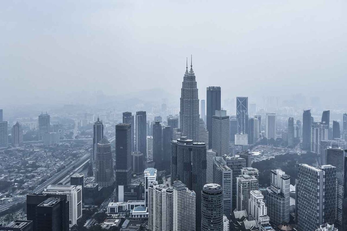 Widok na panoramę Kuala Lumpur z KL Tower w pochmurny dzień
