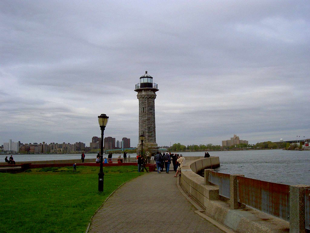 Lo storico faro in pietra situato sulla punta settentrionale di Roosevelt Island.