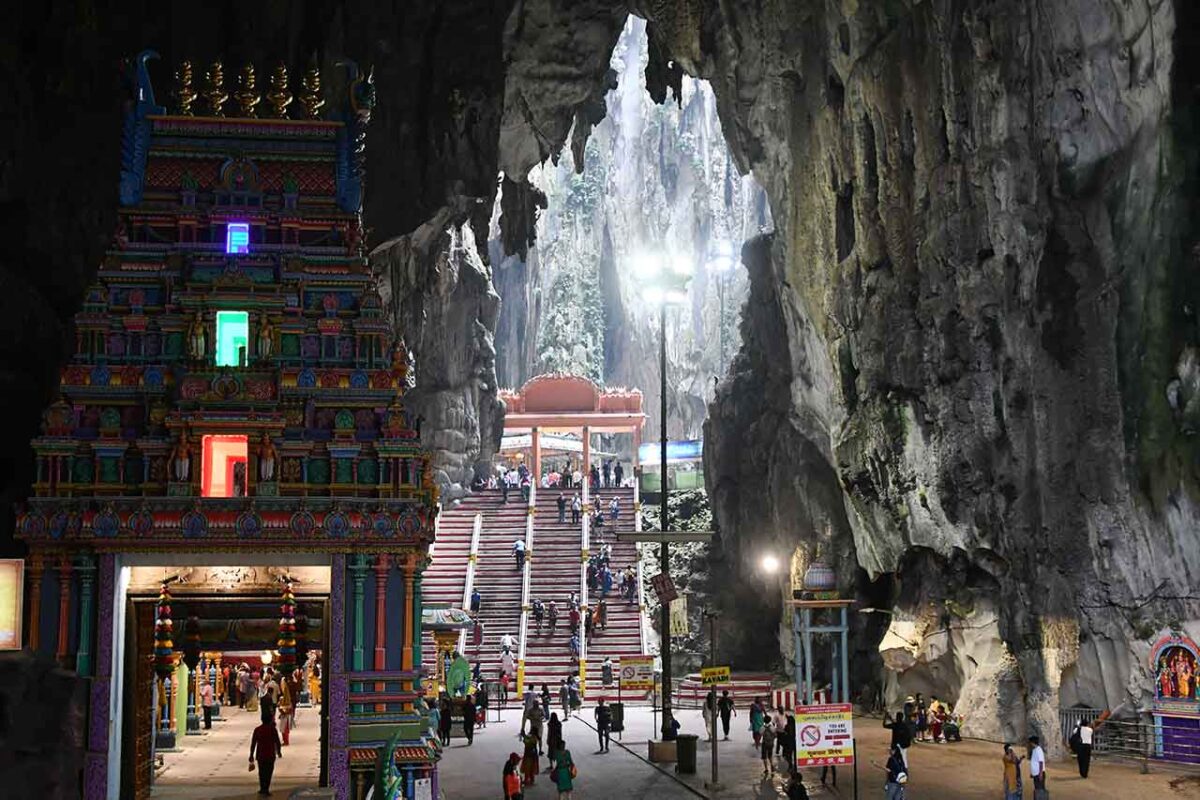 Wejście do głównej jaskini Batu Caves z kolorowymi schodami i świątynią