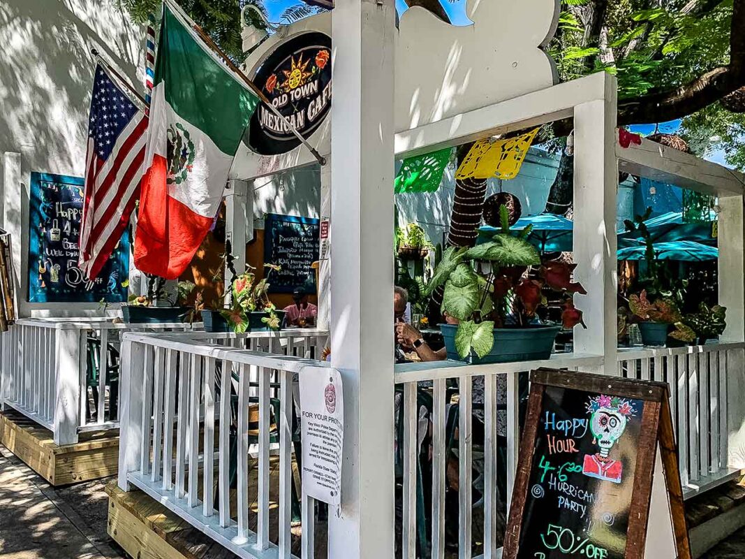 Malowniczy bar z białą werandą i kolorowymi dekoracjami, Duval Street