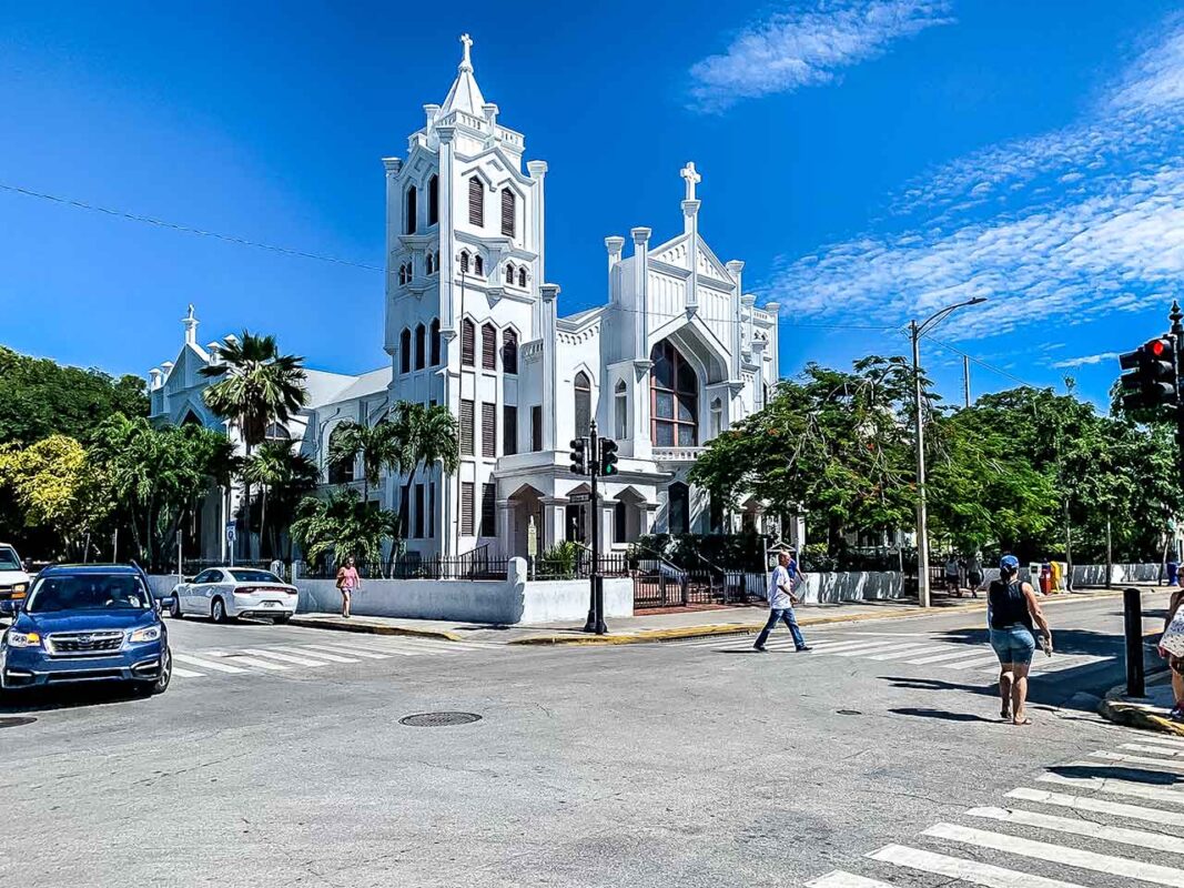 Biały kościół z wieżami i schodami, przy skrzyżowaniu ulic w Key West