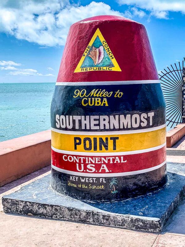 L'iconica boa del Southernmost Point a Key West, Florida.