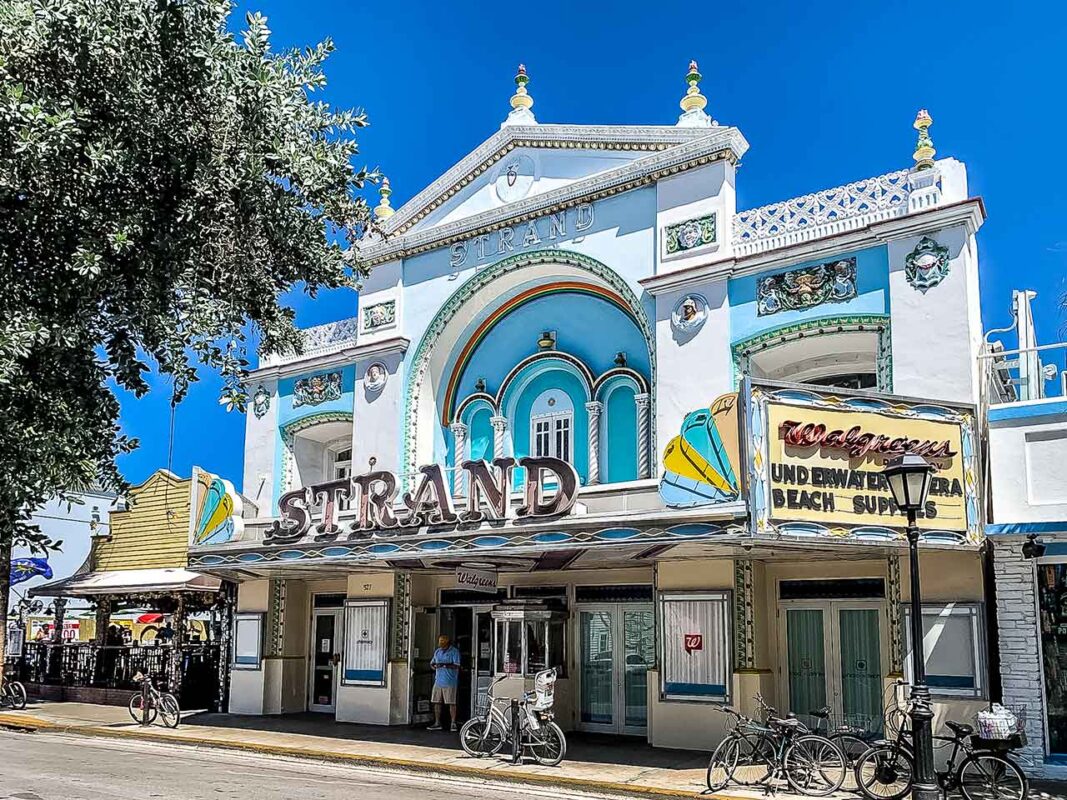 Facciata storica del cinema Strand con decorazioni bianche e insegna classica.