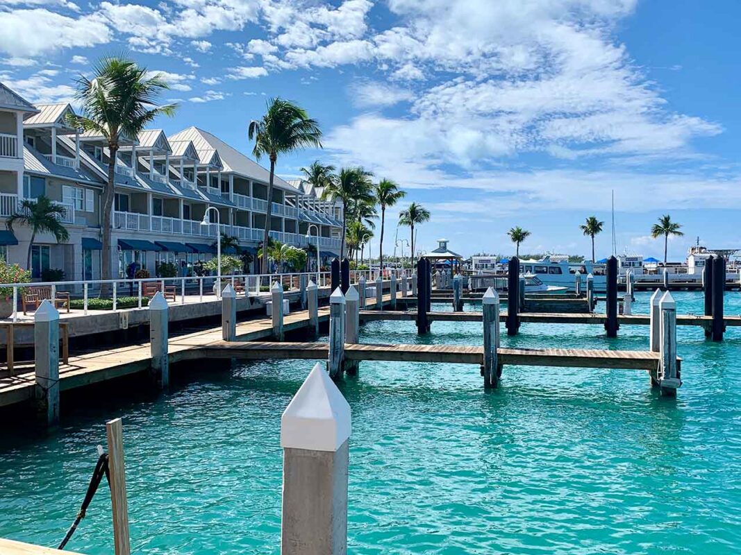 Vista sul porto con banchine, yacht e acque turchesi a Key West.