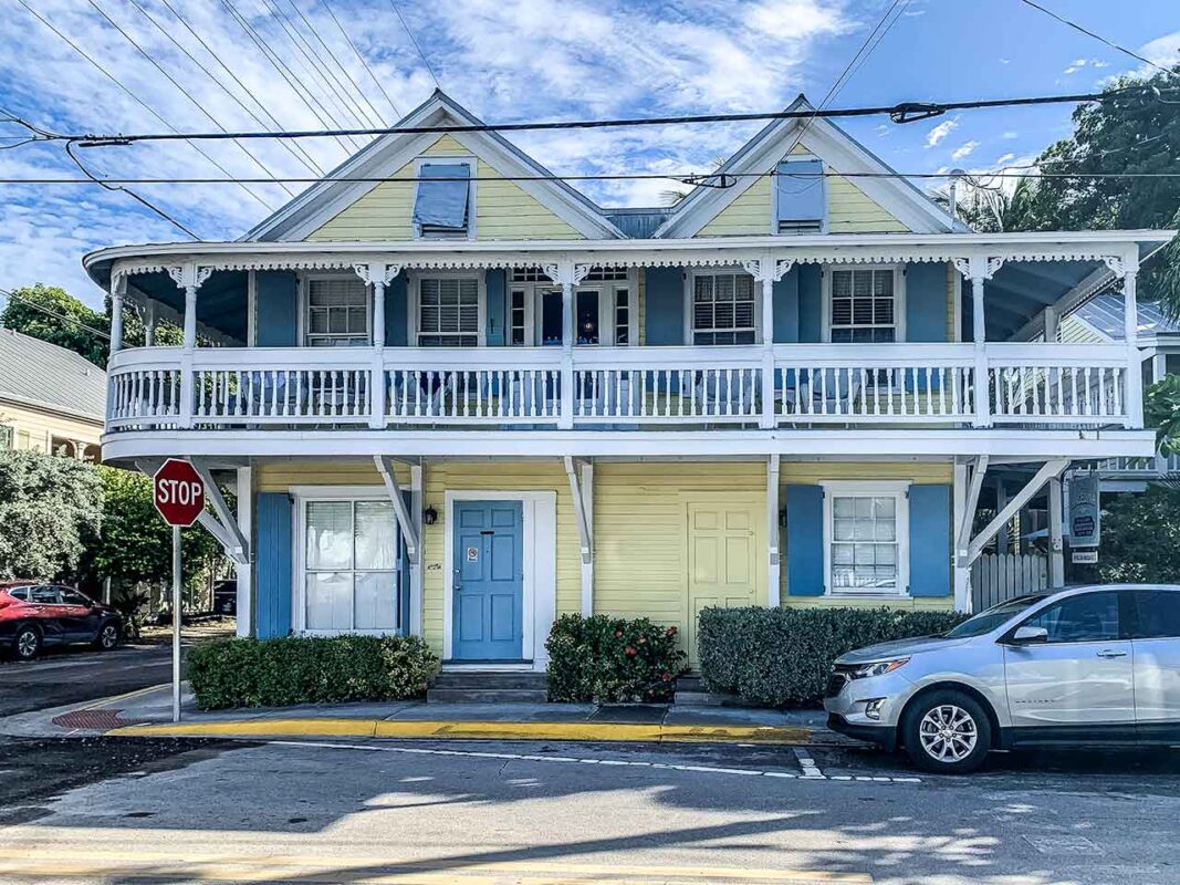Classica casa americana con verande e balaustre bianche a Key West, Floryda.