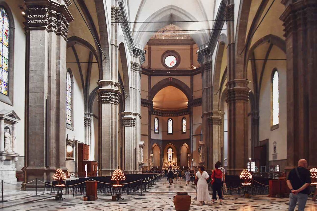 Wnętrze katedry Santa Maria del Fiore z widokiem na nawę i kopułę