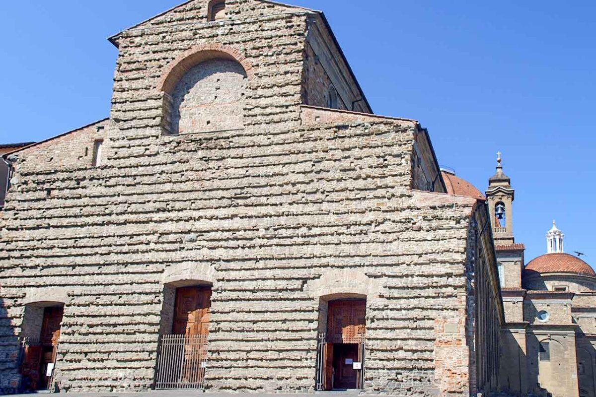 La caratteristica facciata grezza e la cupola della Basilica di San Lorenzo a Firenze.
