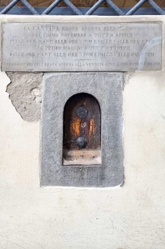 Una delle storiche buchette del vino incastonate nei palazzi nobiliari di Firenze.