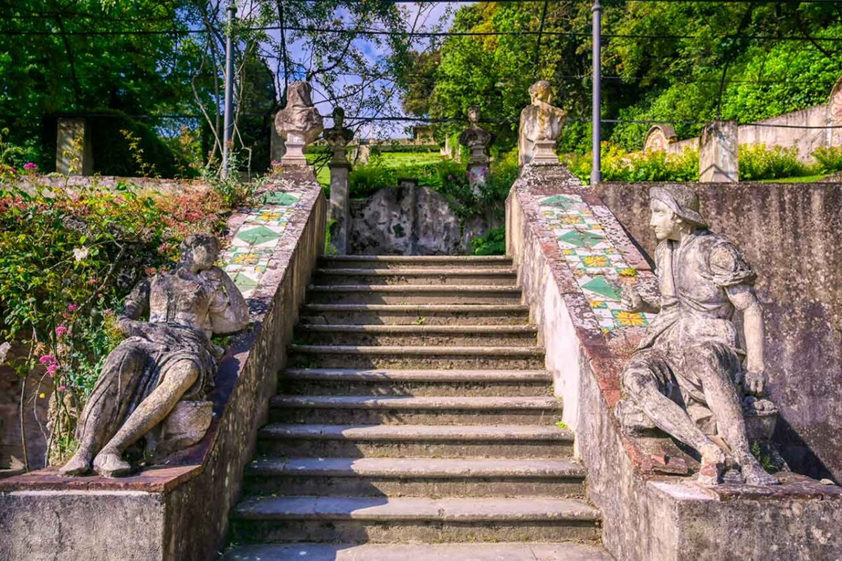 Vista panoramica dei Giardini Bardini a Firenze con fioriture e sentieri storici.