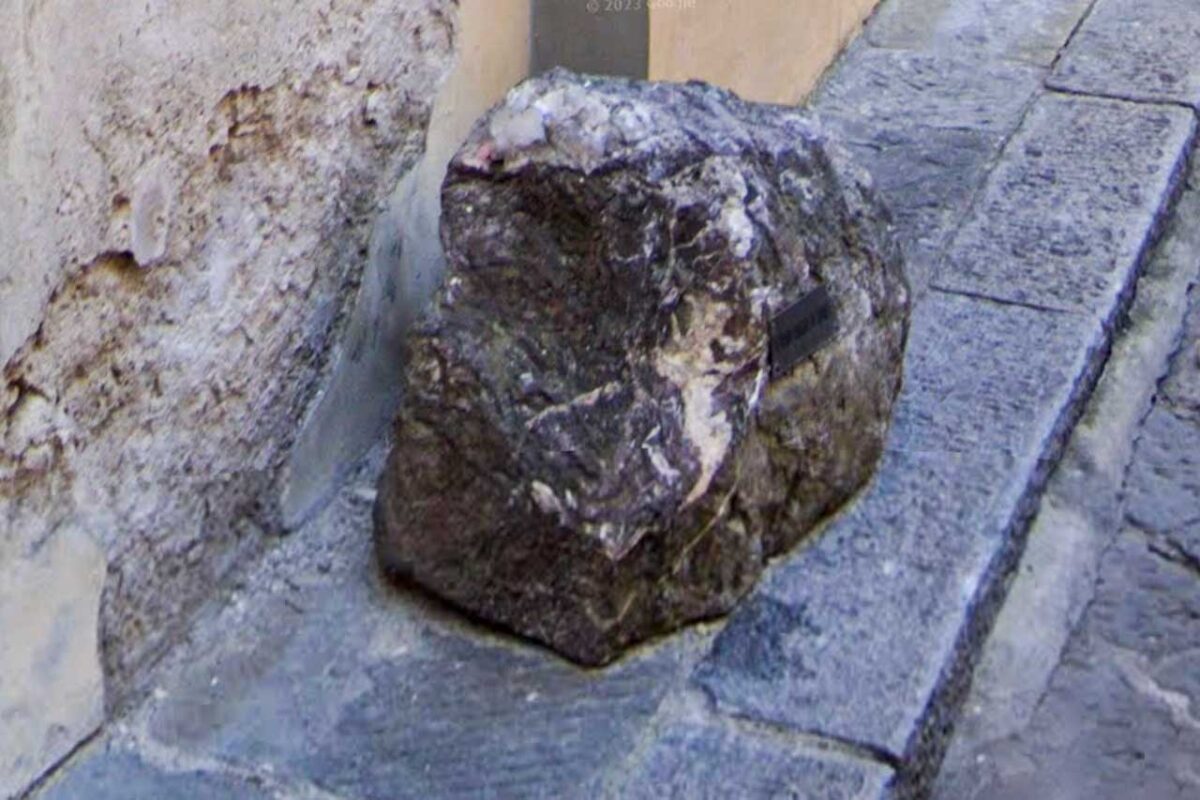 La "Pietra di Dante" a Firenze, il luogo dove si dice il poeta sedesse a osservare la costruzione del Duomo.