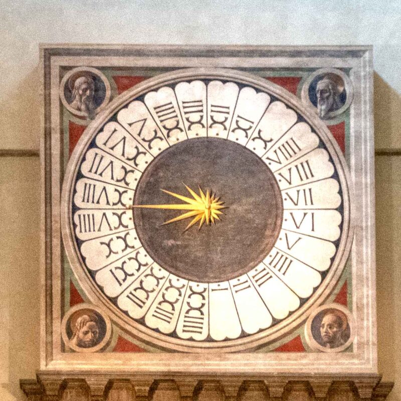 L'orologio controcorrente di Paolo Uccello all'interno della Cattedrale di Santa Maria del Fiore a Firenze.