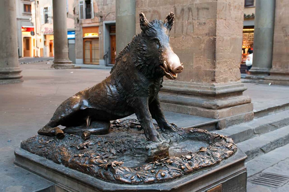 La celebre statua in bronzo della Fontana del Porcellino situata presso il Mercato Nuovo a Firenze.