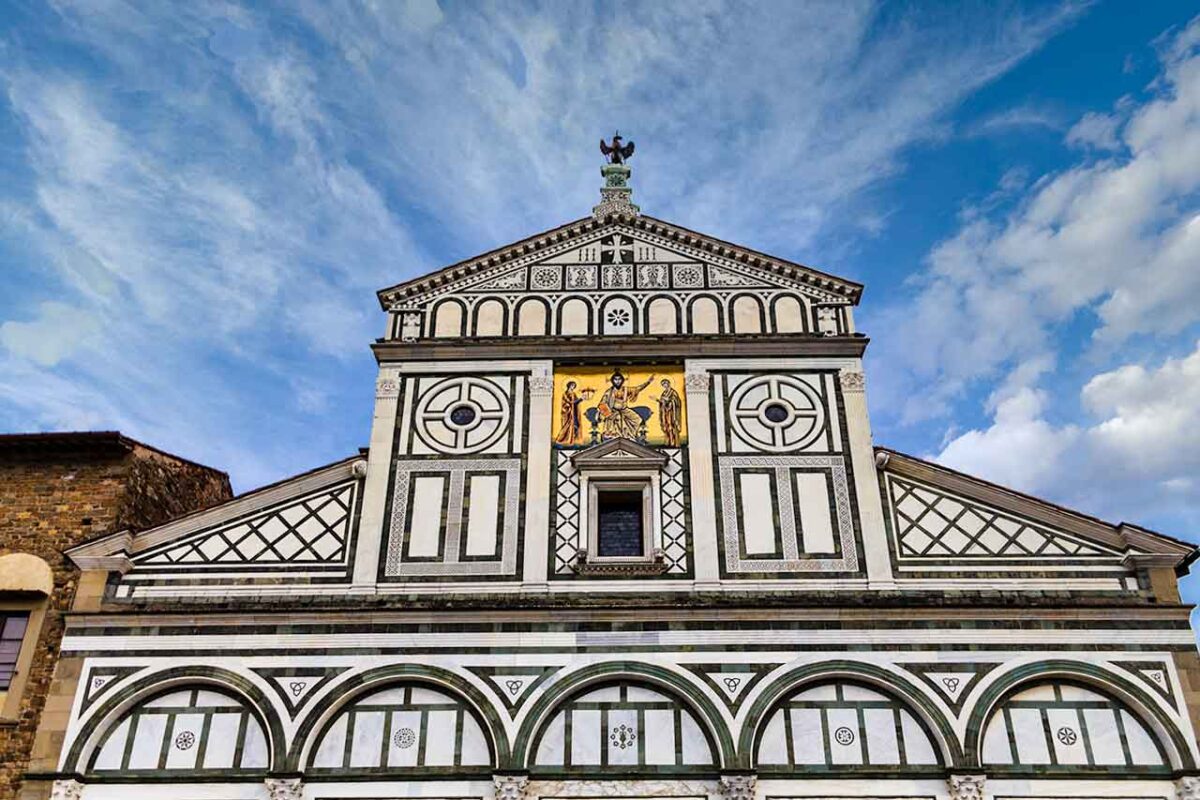 La facciata romanica della Basilica di San Miniato al Monte situata su un colle a Firenze.