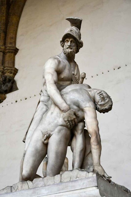 Rzeźby pod arkadami Loggia dei Lanzi na Piazza della Signoria we Florencji