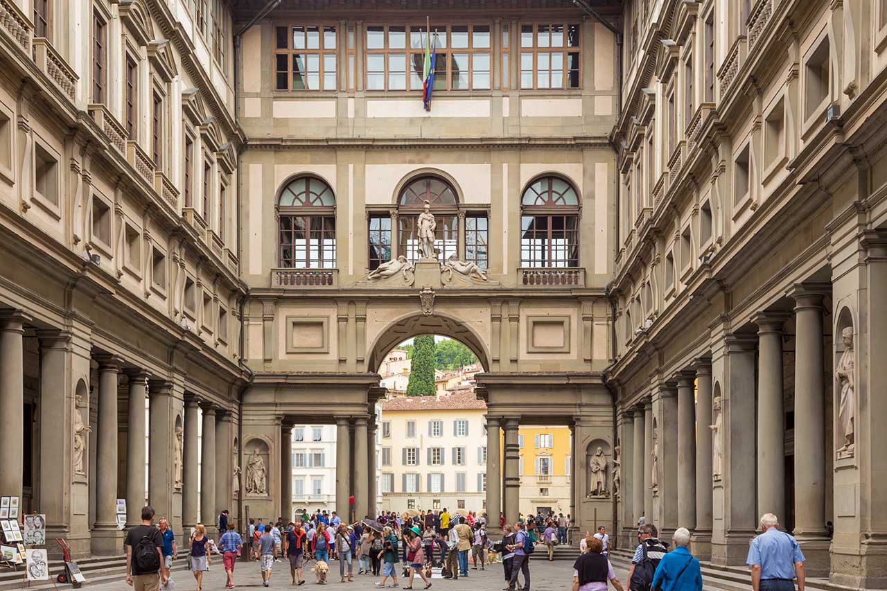 Il piazzale esterno e l'architettura monumentale della Galleria degli Uffizi a Firenze.