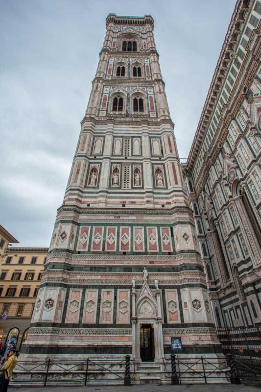 Il Campanile di Giotto in Piazza del Duomo a Firenze, capolavoro dell'architettura gotica.